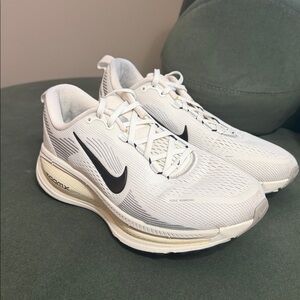 Nike Vomero 18 White Black Womens Running Shoes Sneakers Size 8.5